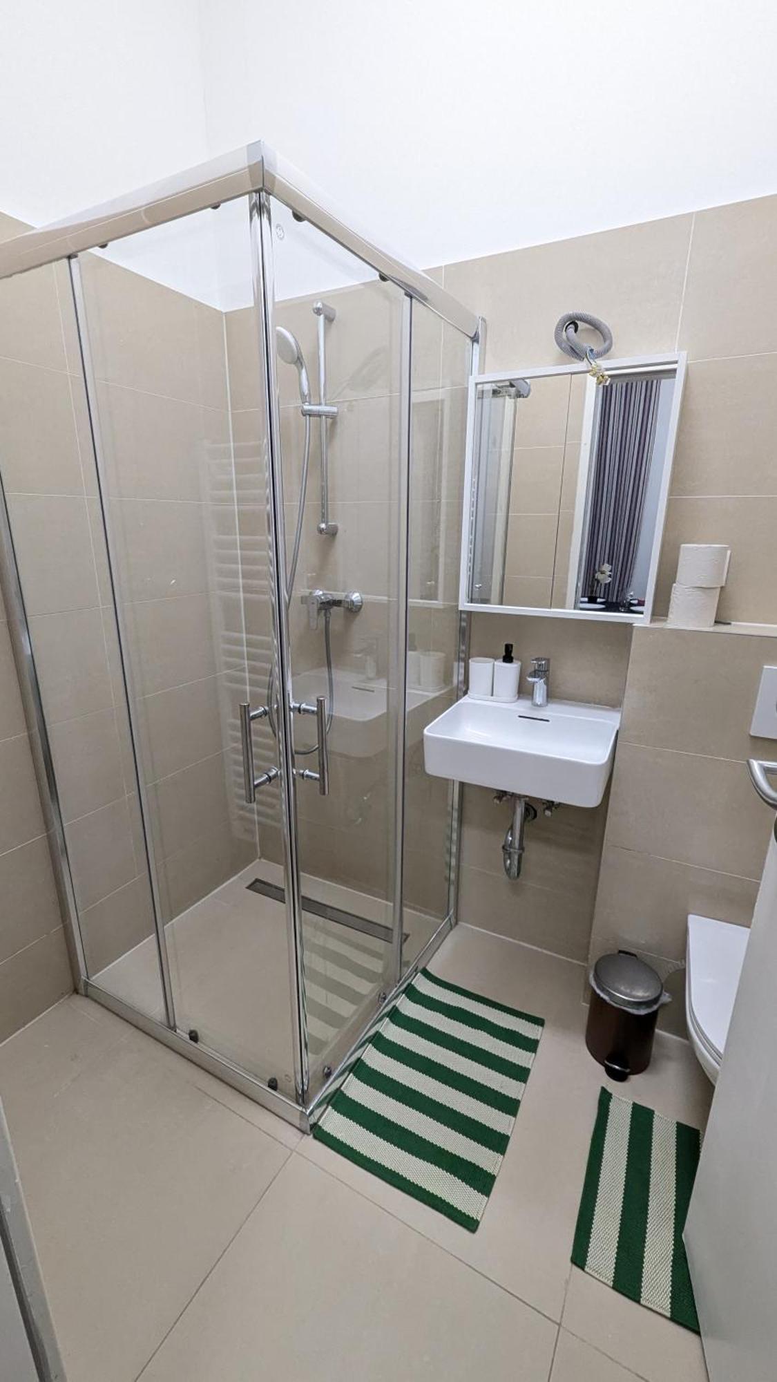 Apartment Spacious In A Lively Area *